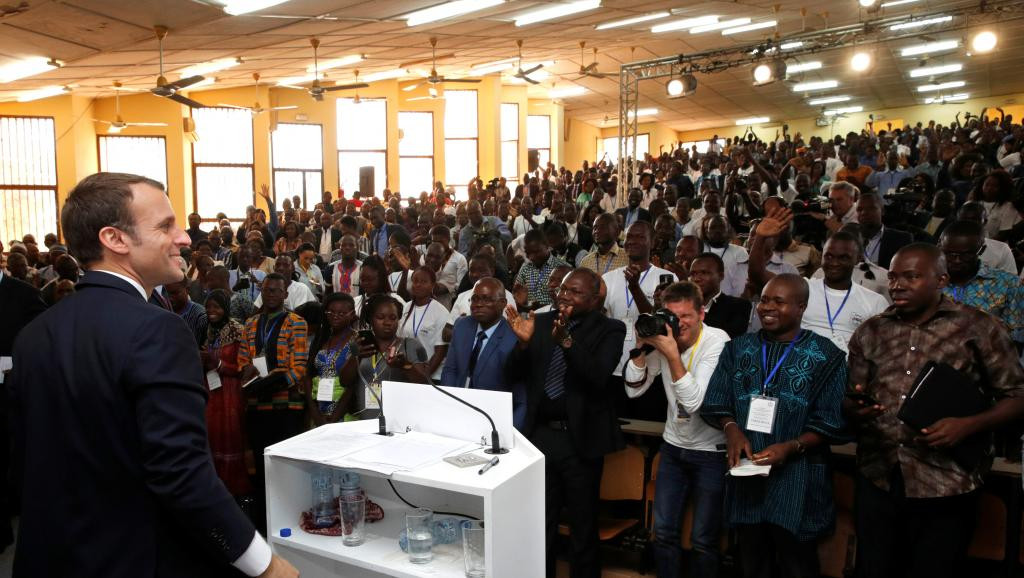 Emmanuel Macron s’est entretenu avec les étudiants à l’Université Ouaga 1 du Burkina Faso