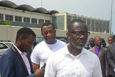 Pascal Nkoulou, président de BDP, manifestant devant la représentation diplomatique française au Gabon_P2