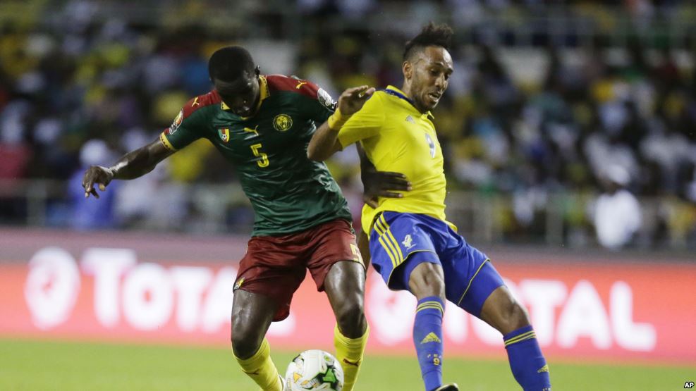 Le capitaine Pierre Emerick Aubameyang contre un joueur camerounais