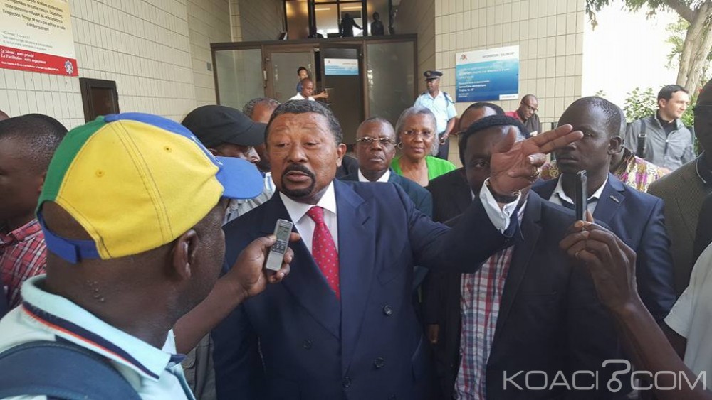 Jean Ping accueilli à l’aéroport de Libreville