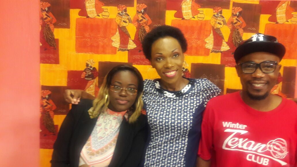 La présidente de l’UFRESGA (au centre) en compagnie de Jennifer, animatrice de La Matinale et Sangos, animateur de «On a testé», deux émissions de Gabon Télévision